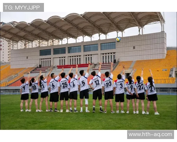 女生在足球比赛中的拼搏与成长展现团队精神与青春风采 女生在足球比赛中的拼搏与成长展现团队精神与青春风采